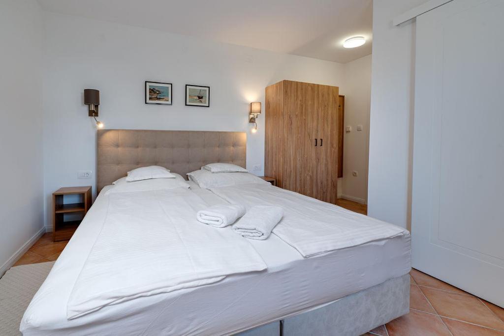 Bed & Breakfast Dosen III Baska  Bagian luar foto