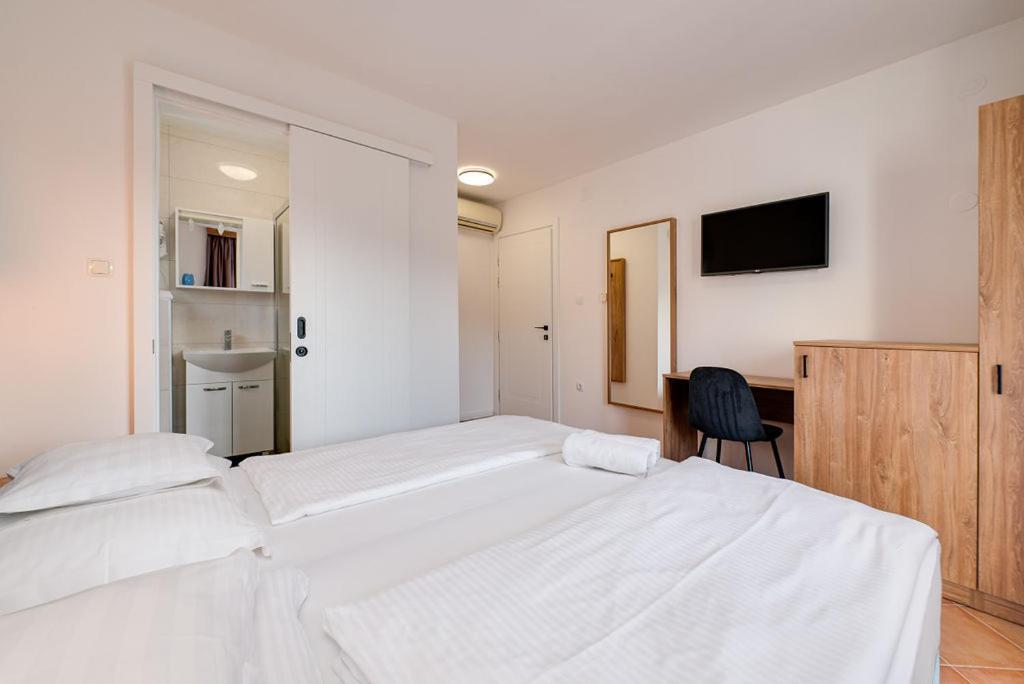 Bed & Breakfast Dosen III Baska  Bagian luar foto