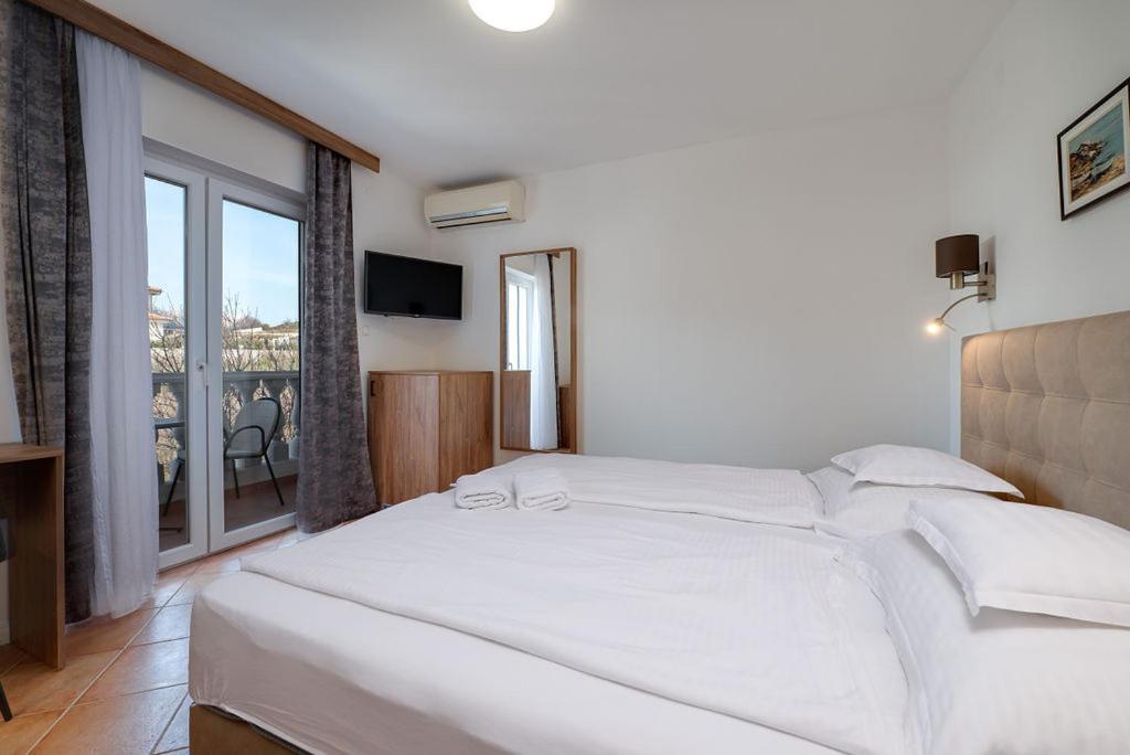 Bed & Breakfast Dosen III Baska  Bagian luar foto