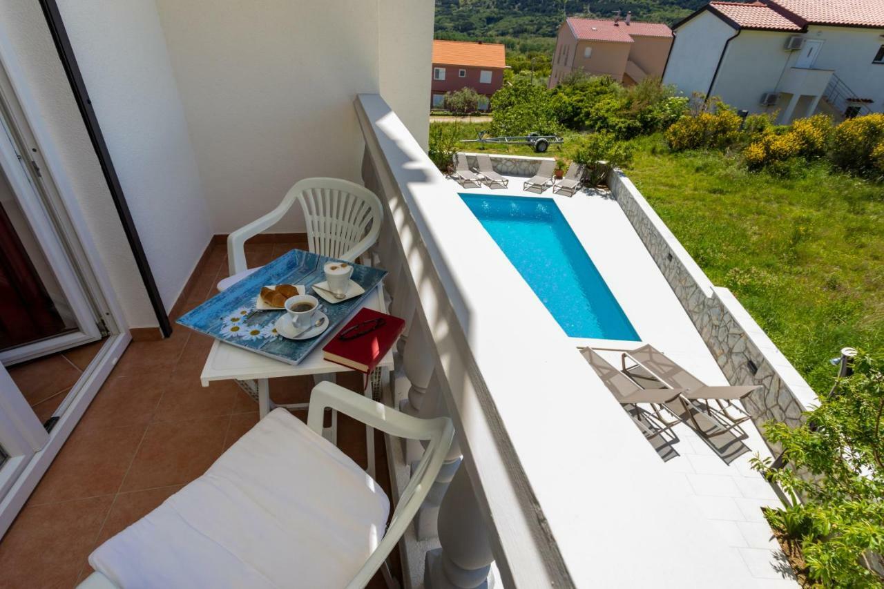 Bed & Breakfast Dosen III Baska  Bagian luar foto
